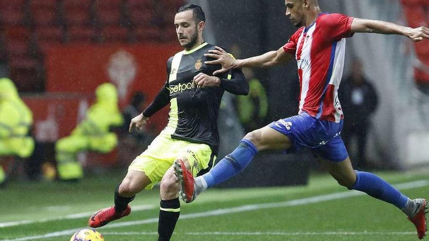 Blackman pugna por un balón con Joan Sastre, ayer, en el encuentro ante el Mallorca en El Molinón.