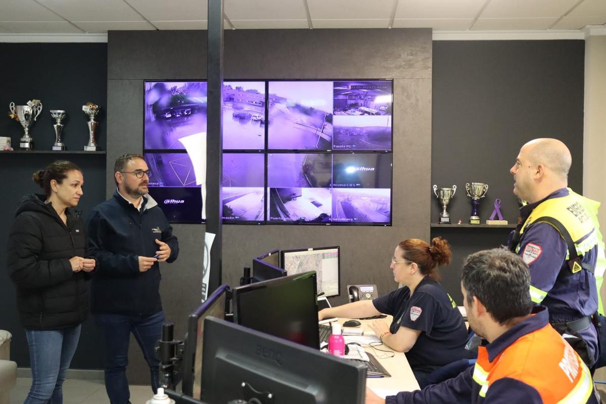 Isabel Casalduero y Diego José Mateos, en el Centro de Control de Emergencias.