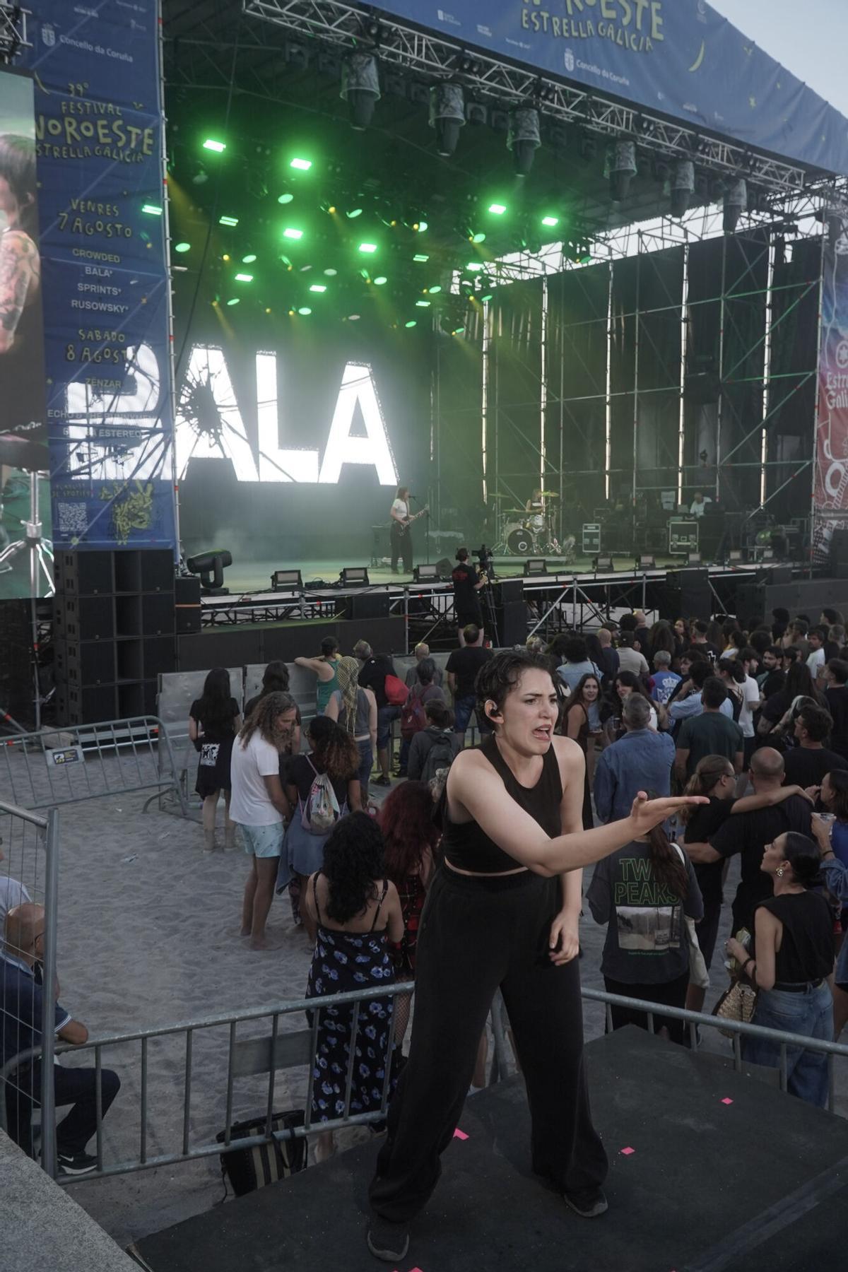 El dúo gallego formado por Anxela Baltar (guitarra y voz) y Violeta Mosquera (batería y voz) tomaron el escenario de la playa en la primera jornada del Festival Noroeste en Riazor. El dúo gallego formado por Anxela Baltar (guitarra y voz) y Violeta Mosquera (batería y voz) tomaron el escenario de la playa en la primera jornada del Festival Noroeste en Riazor.