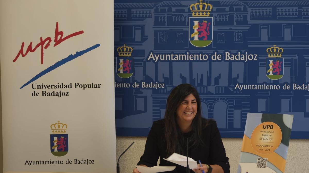 Sol Giralt, concejala de la Universidad Popular de Badajoz, en la presentación de los cursos esta mañana.