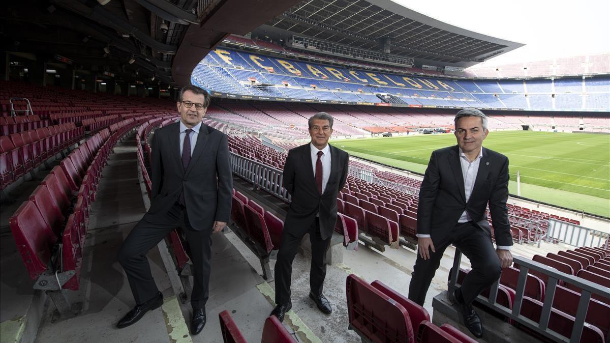 Los candidatos a la presidencia del FC Barcelona, Toni Freixa, Joan Laporta y Victor Font, fotografiados en la zona del gol sur del Camp Nou.