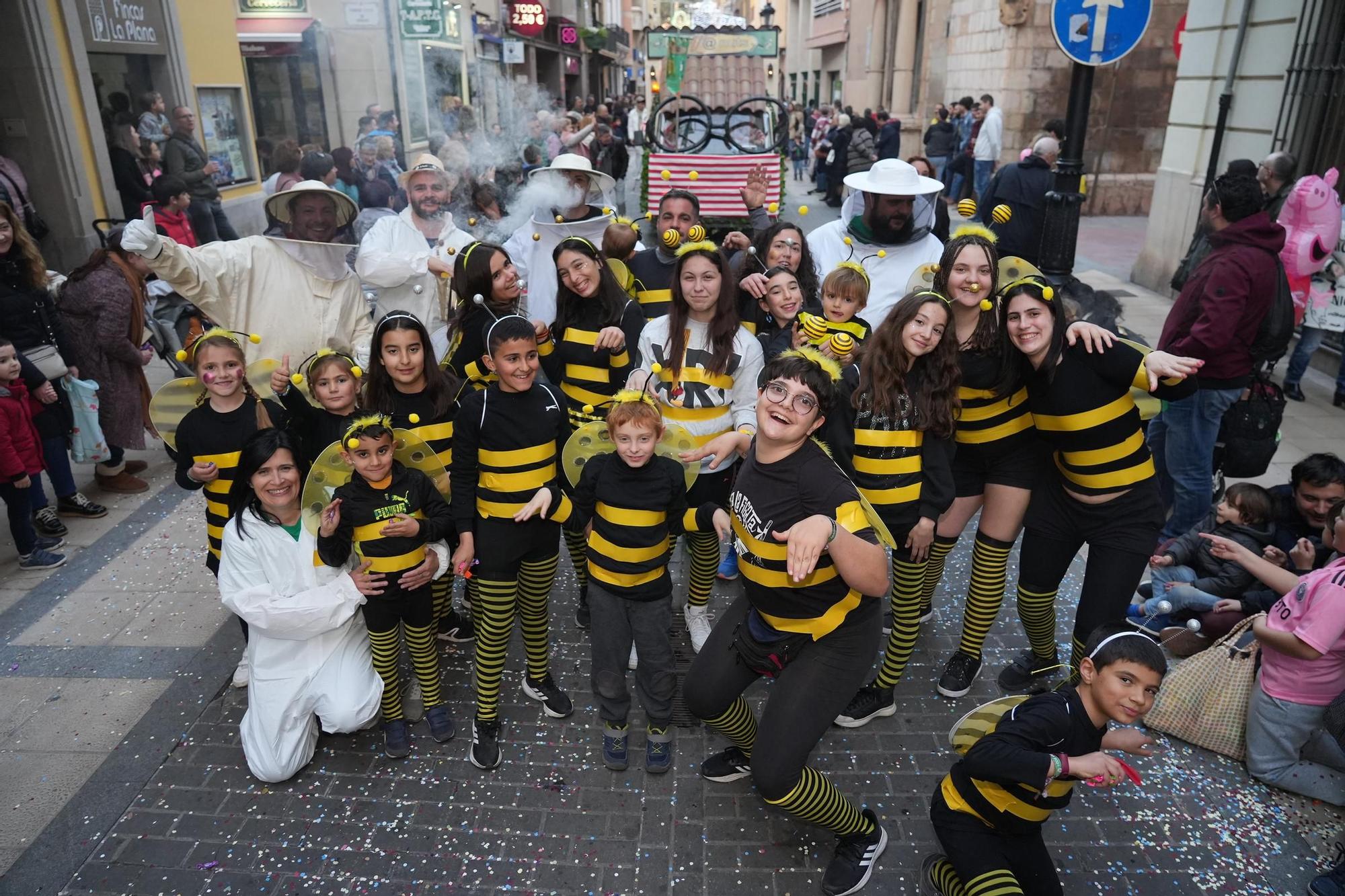 Desfile de animación de collas y carros engalanados