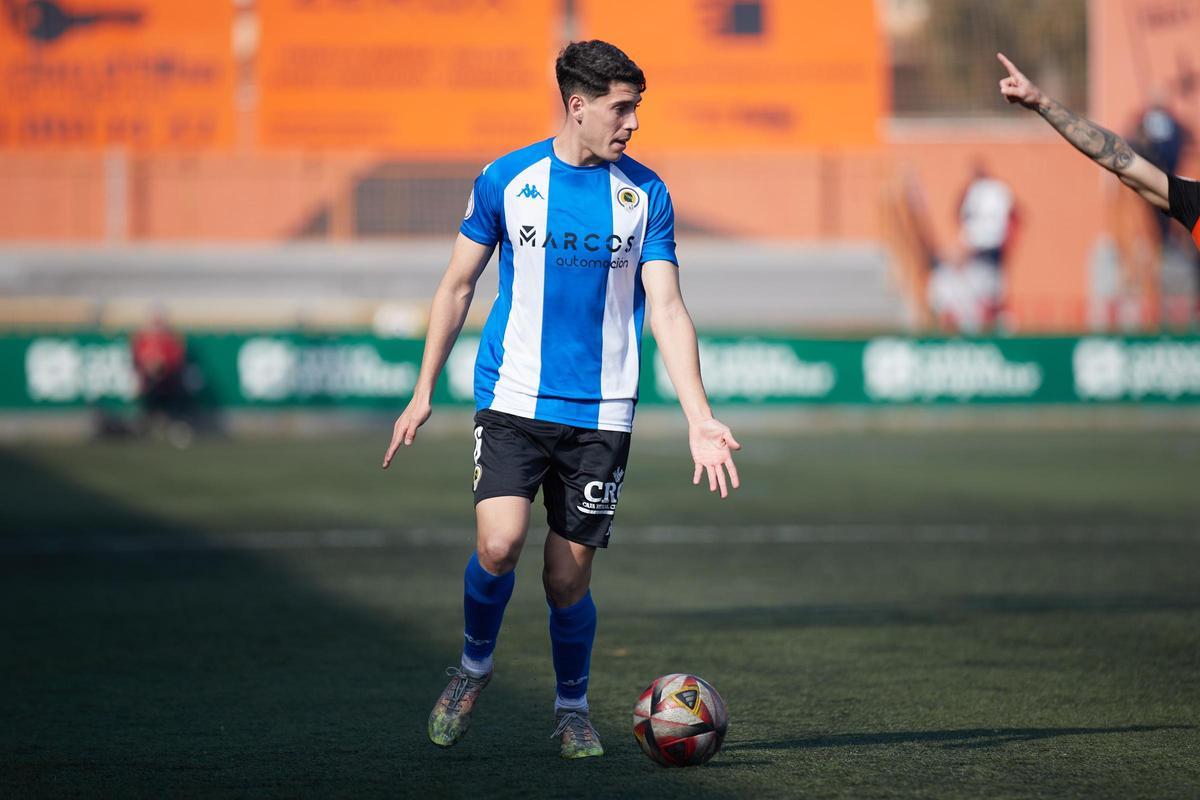 Roger Colomina busca a quién pasar el balón durante el último partido de Liga del Hércules en Torrent.