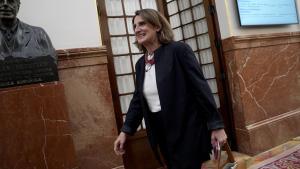 Teresa Ribera sale del hemiciclo tras acabar su comparecencia en el Congreso de los Diputados.