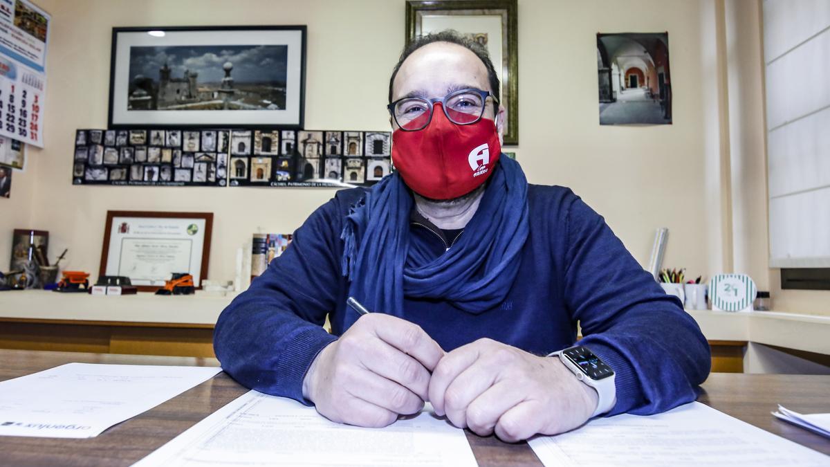 Alfonso Abreu, presidente del Diocesano, en el despacho de su empresa en Cáceres.