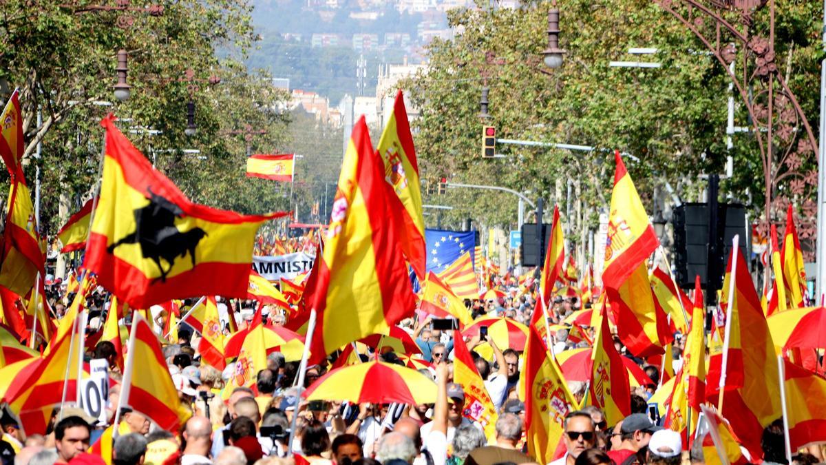 Una munió de banderes espanyoles a la manifestació contra l'amnistia al Passeig de Gràcia