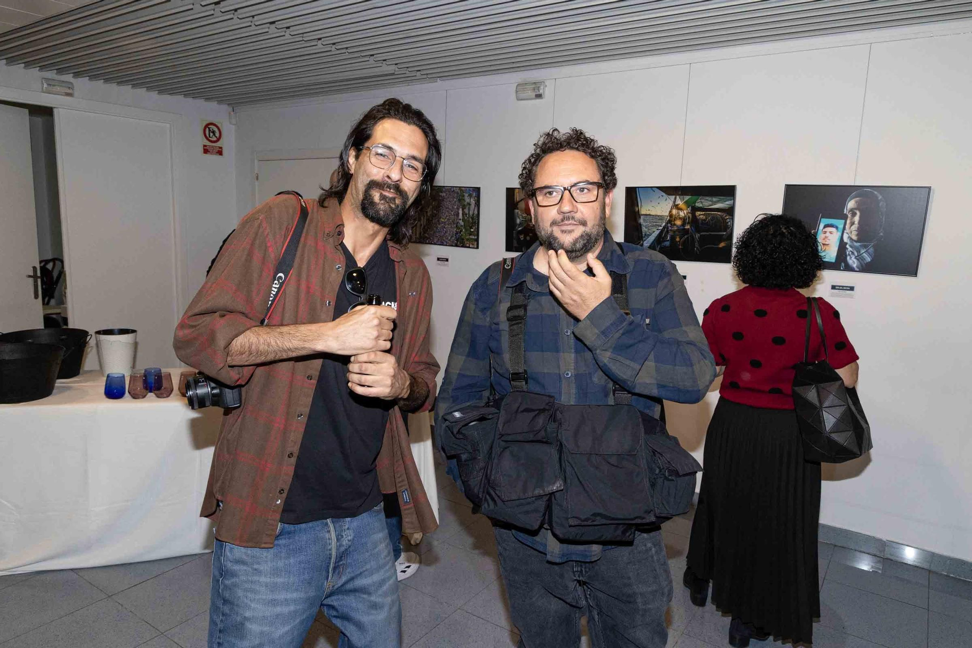 lleno total en la inauguración de INFotoperiodistas 2024,. un año de fotografía de prensa en Alicante