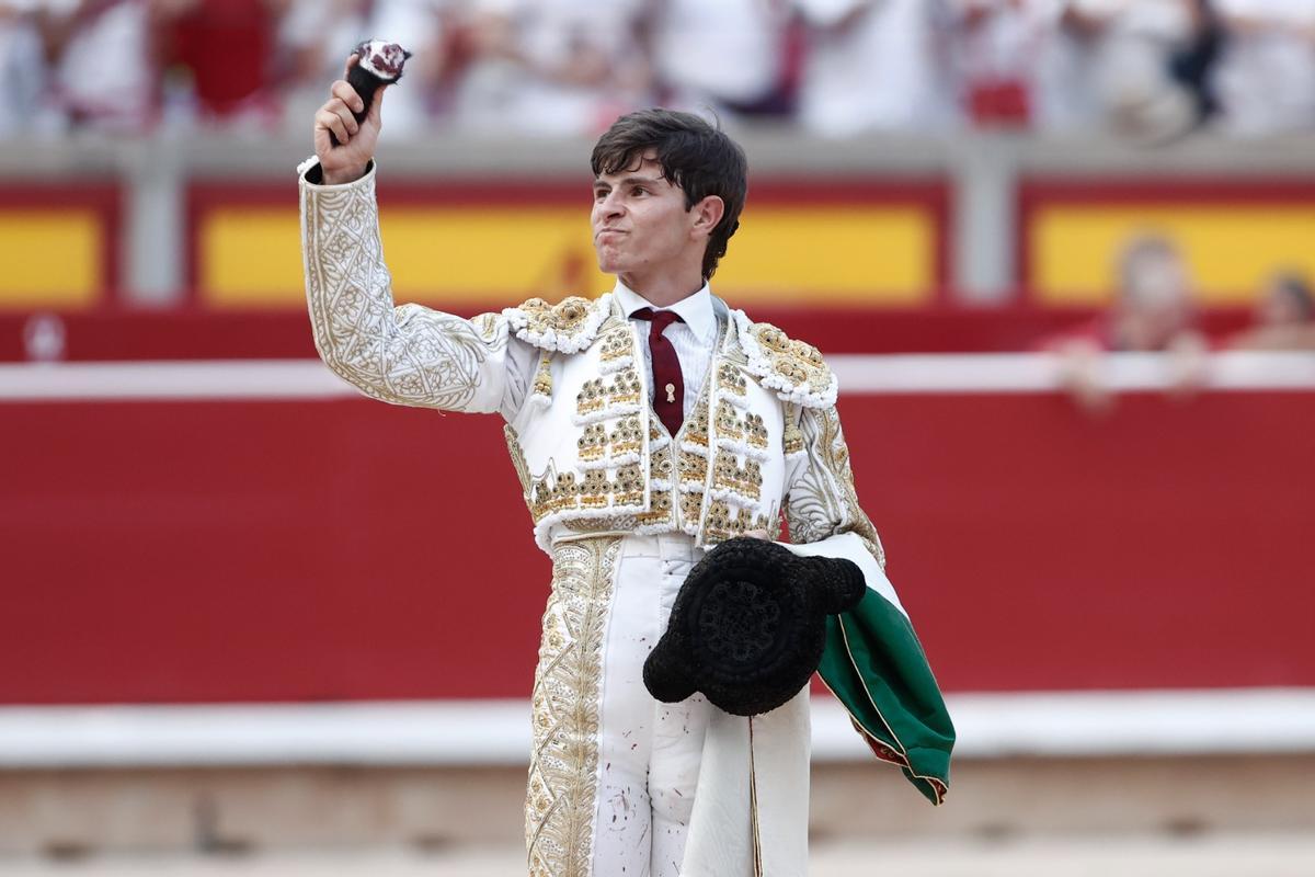 Aarón Palacio con la oreja que le cortó al sexto.