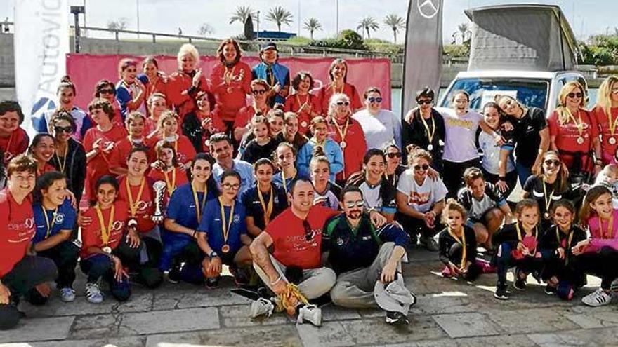 Foto de grupo de las medallistas en el Trofeu PalmaDona, disputado en el Parc de la Mar.