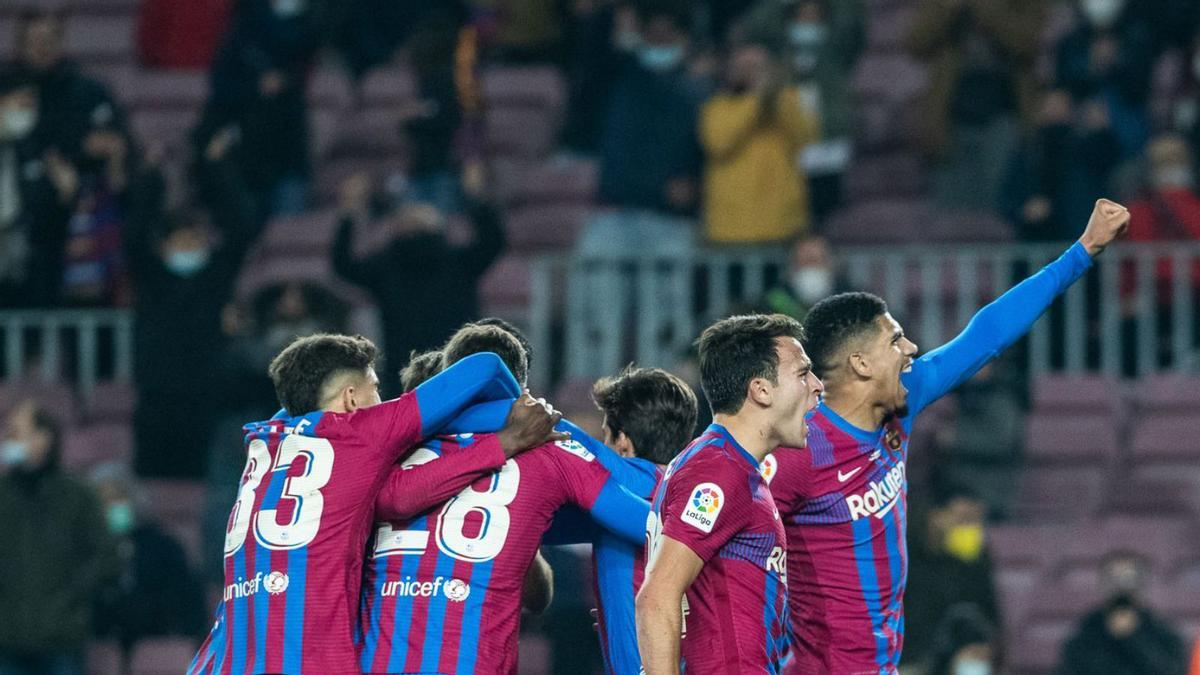 Los jugadores del Barcelona celebran uno de sus goles. |  // E. P.