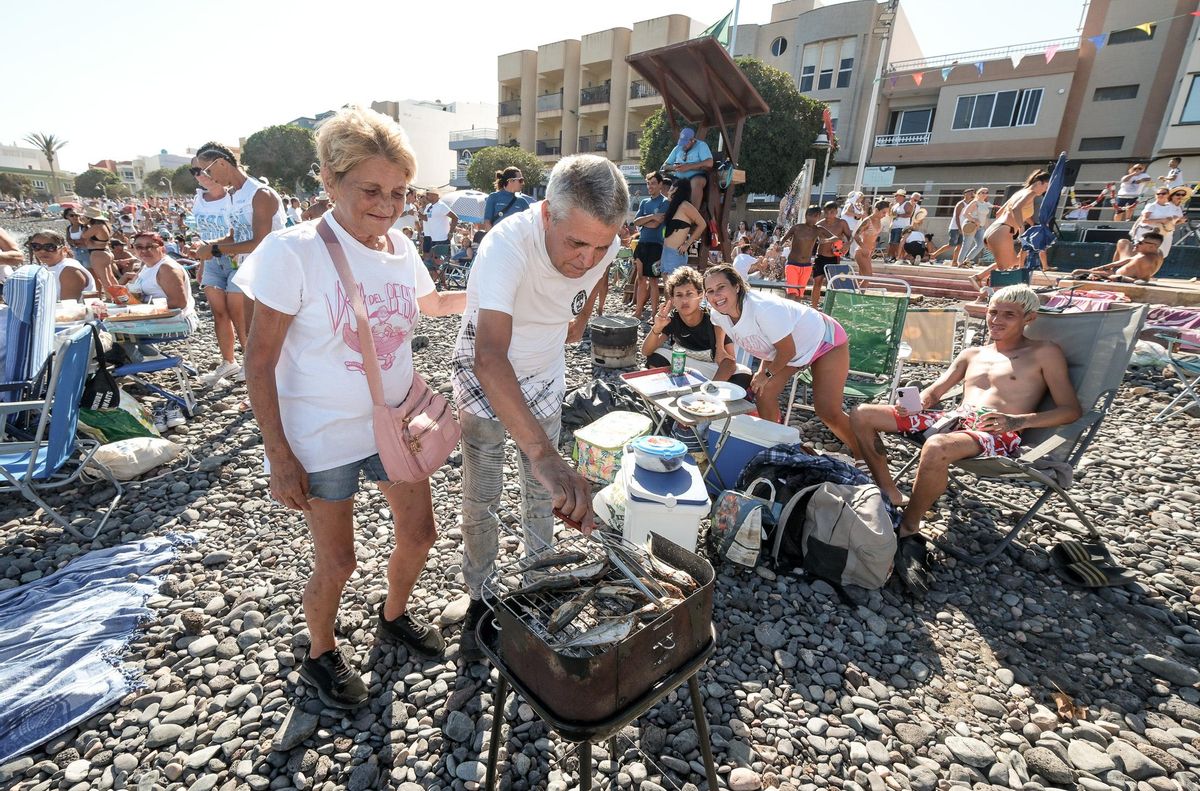 Blas cocina por primera vez una sardina en la Vará del Pescao