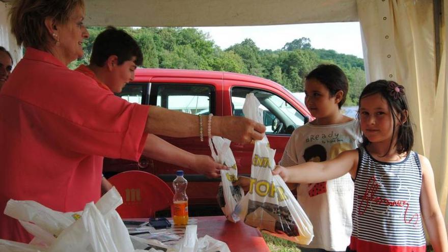 Entrega del bollo infantil en la Salud de Lieres