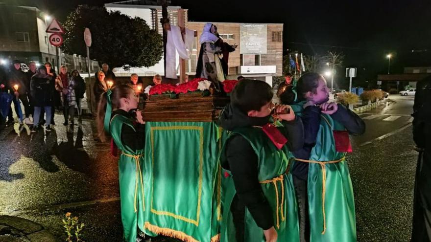 Los niños de Campo Lameiro se implicaron en la Semana Santa con un cofradía infantil