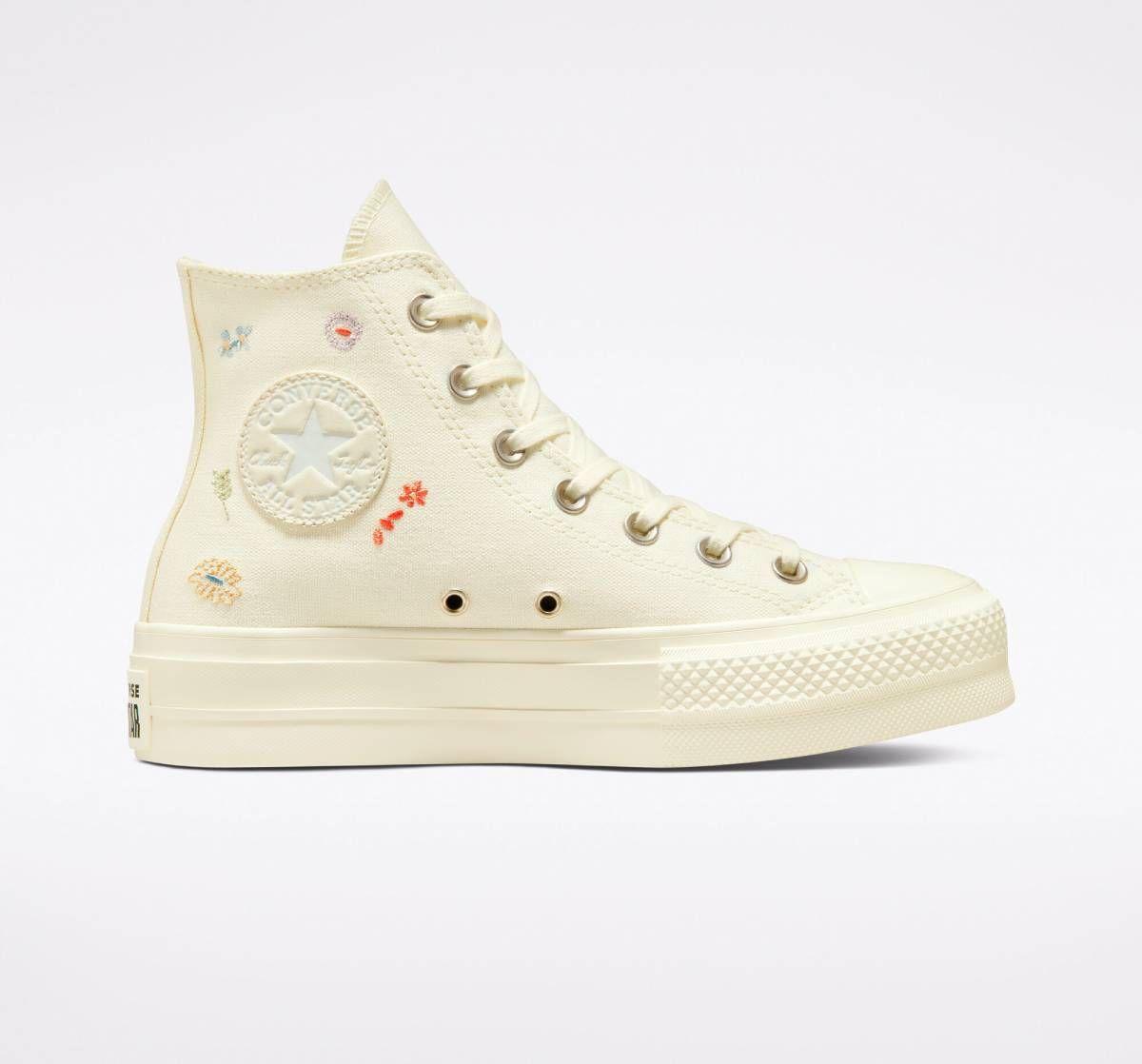 Converse beige con detalles florales