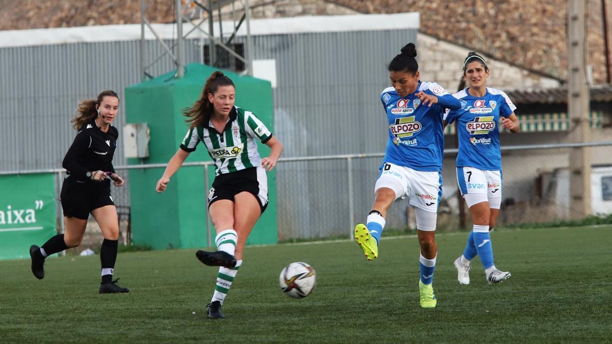 Encarni, del Córdoba CF, en una acción de un partido en la Ciudad Deportiva.