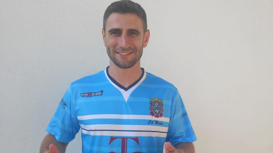 Mauro Nores con su nueva camiseta del Club Deportivo Moaña.