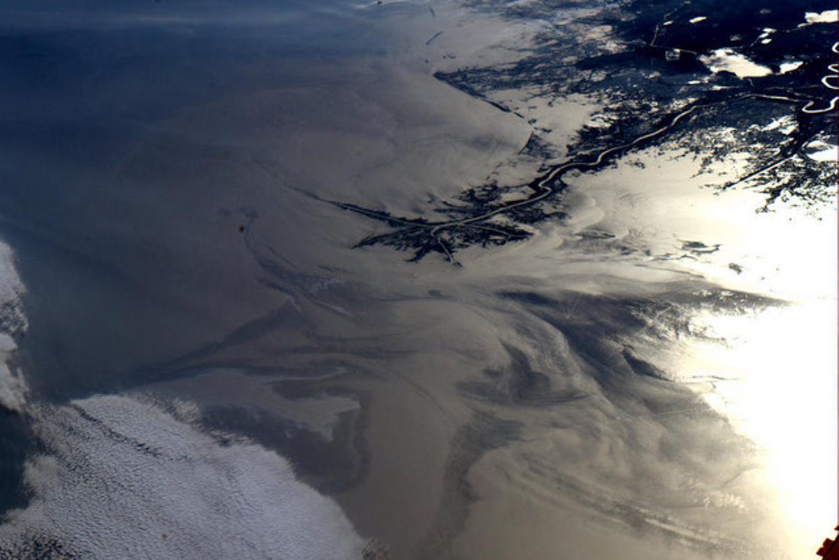 La mancha de petróleo que está destruyendo el ecosistema de la costa de Luisiana (EEUU) es visible también desde la Estación Espacial Internacional.