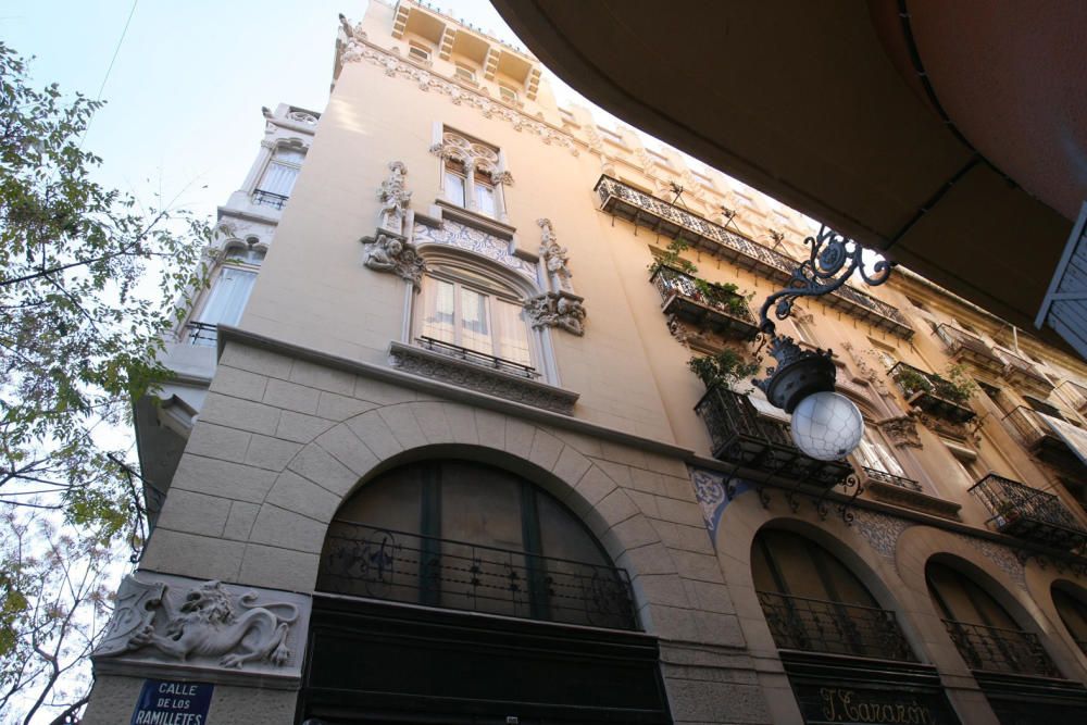 Casa Ordeig (1907) - Calle Ramilletes, 1. Francisco Mora construyó este edificio a base de forja y cristal y ejemplo del modernimo historicista con decoración neogótica con alegorías a la productividad valenciana.