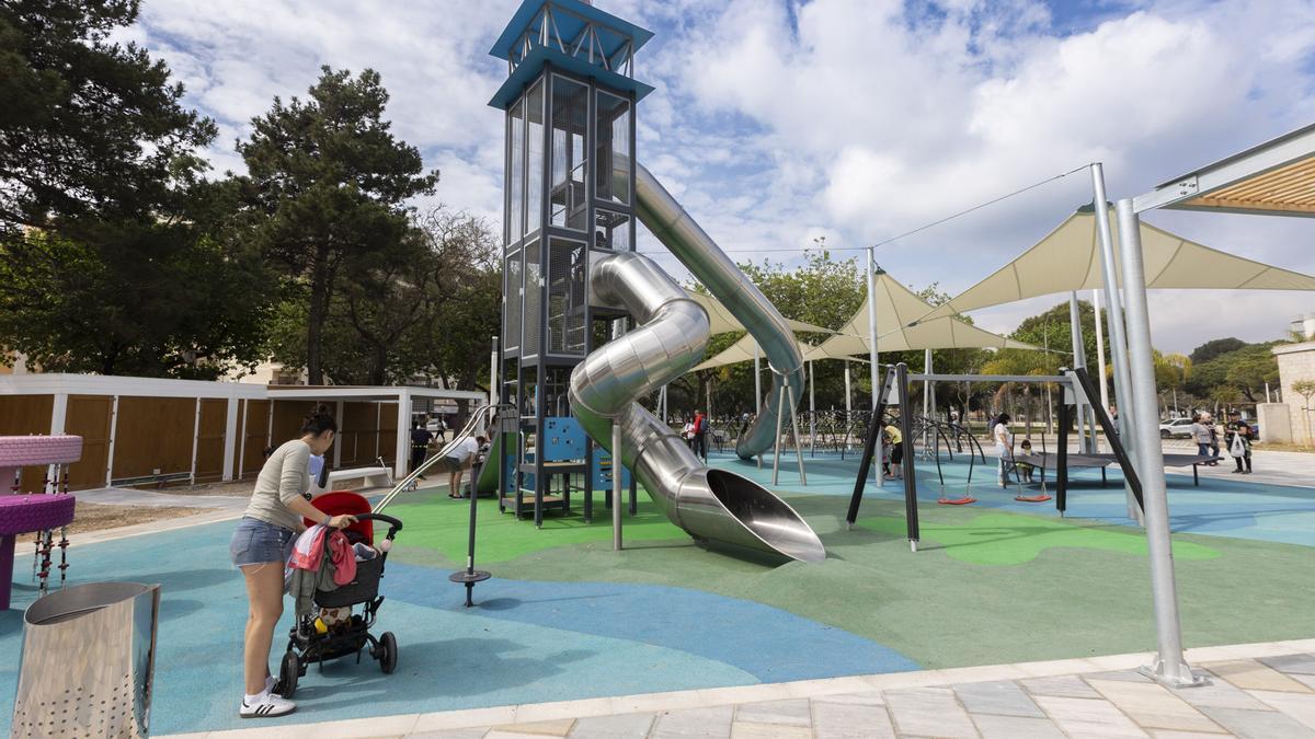 Así ha quedado el depósito de pluviales y la plaza de l'Aigua de la playa de Gandia