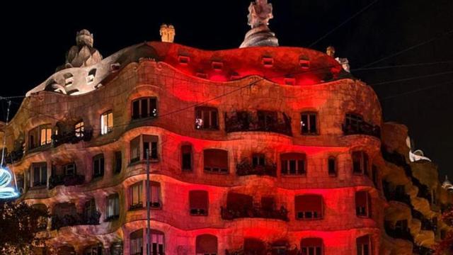 Edificis emblemàtics de Catalunya es tenyeixen de vermell per commemorar el dia Mundial de la Sida
