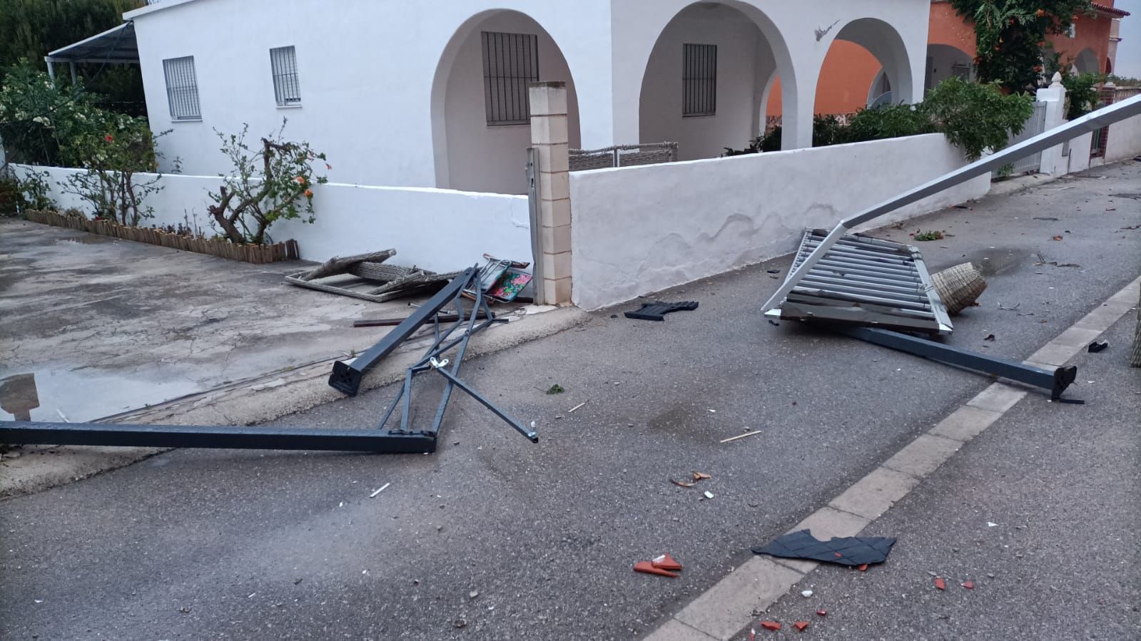 Destrozos por un tornado en la Playa de les Deveses en Dénia