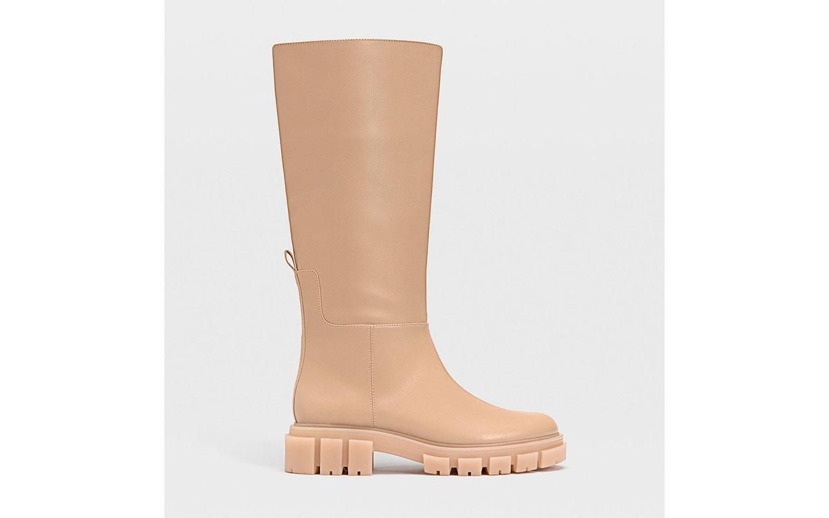 Bota de agua con suela 'track' de Stradivarius, 29,95 euros.