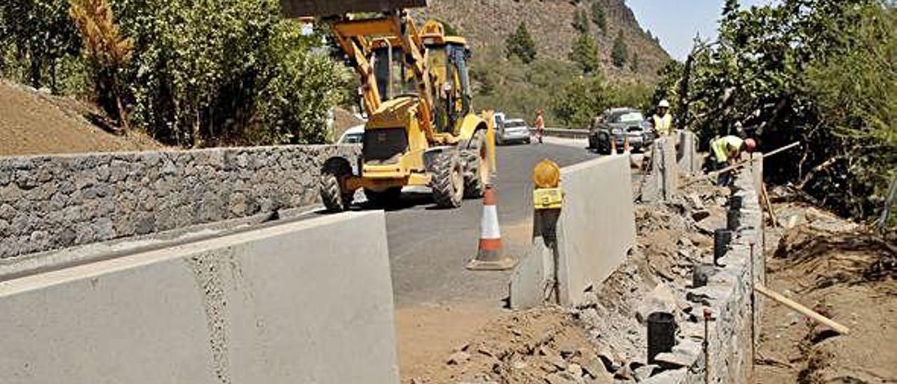 Obras de acondicionamiento en una carretera de la cumbre de Gran Canaria.