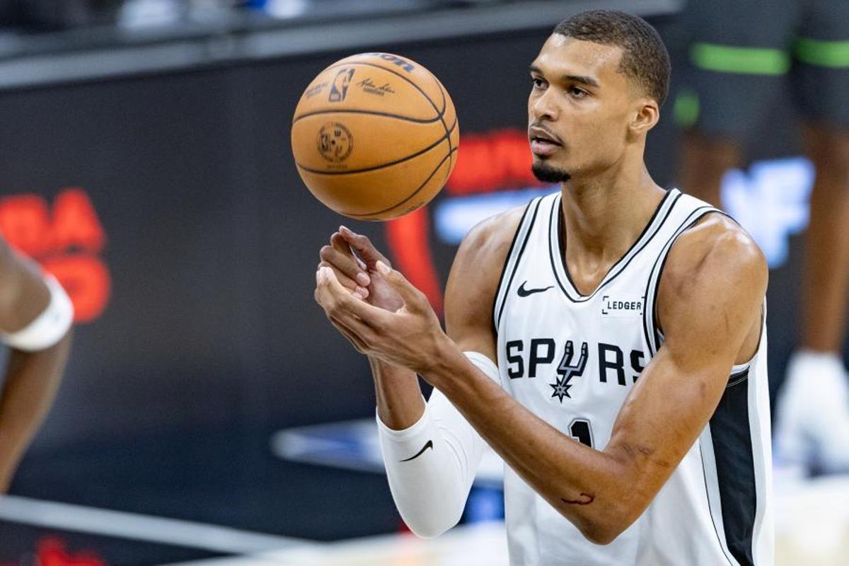 El francés Victor Wembanyama lideró con 19 puntos y quince rebotes el triunfo de los Spurs en casa contra los Timberwolves para igualar 1-1 las semifinales del Oeste