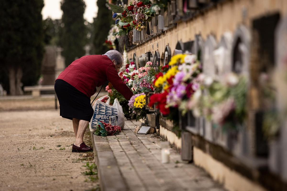 Los zaragozanos recuerdan a sus difuntos en el cementerio de Torrero de Zaragoza