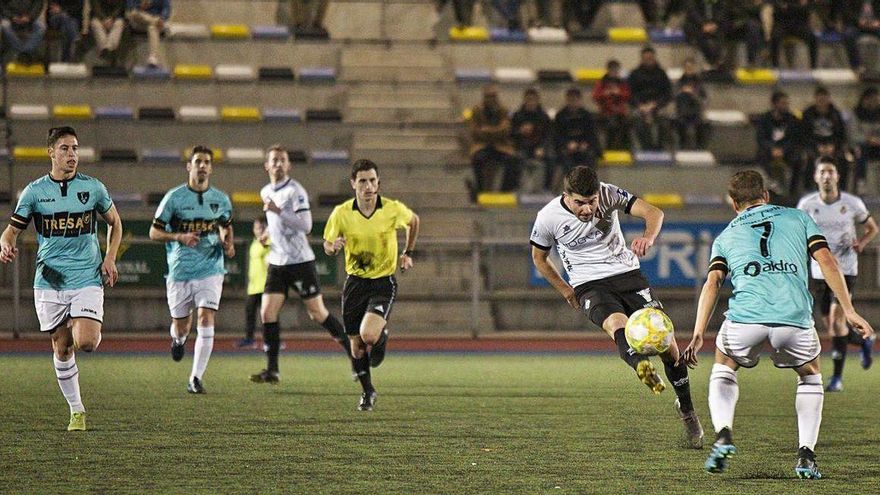 Una acción del Caudal-Lealtad de la pasada temporada en el Hermanos Antuña.