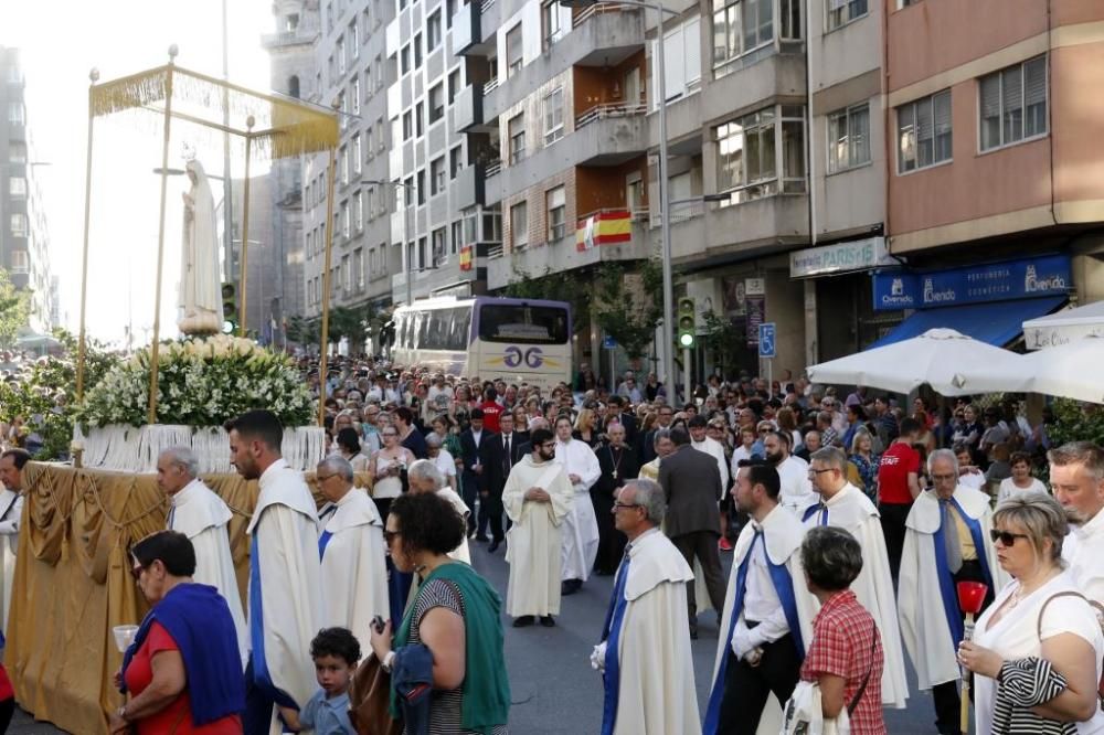 La Virgen de Fátima marcha con sus fieles en Vigo