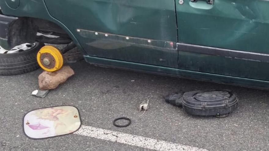 Denuncian el destrozo en Jinámar de un coche abandonado