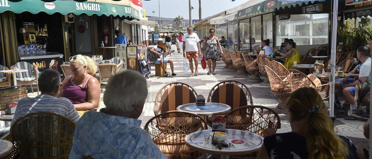 Turistas en una terraza del Sur de Gran Canaria.