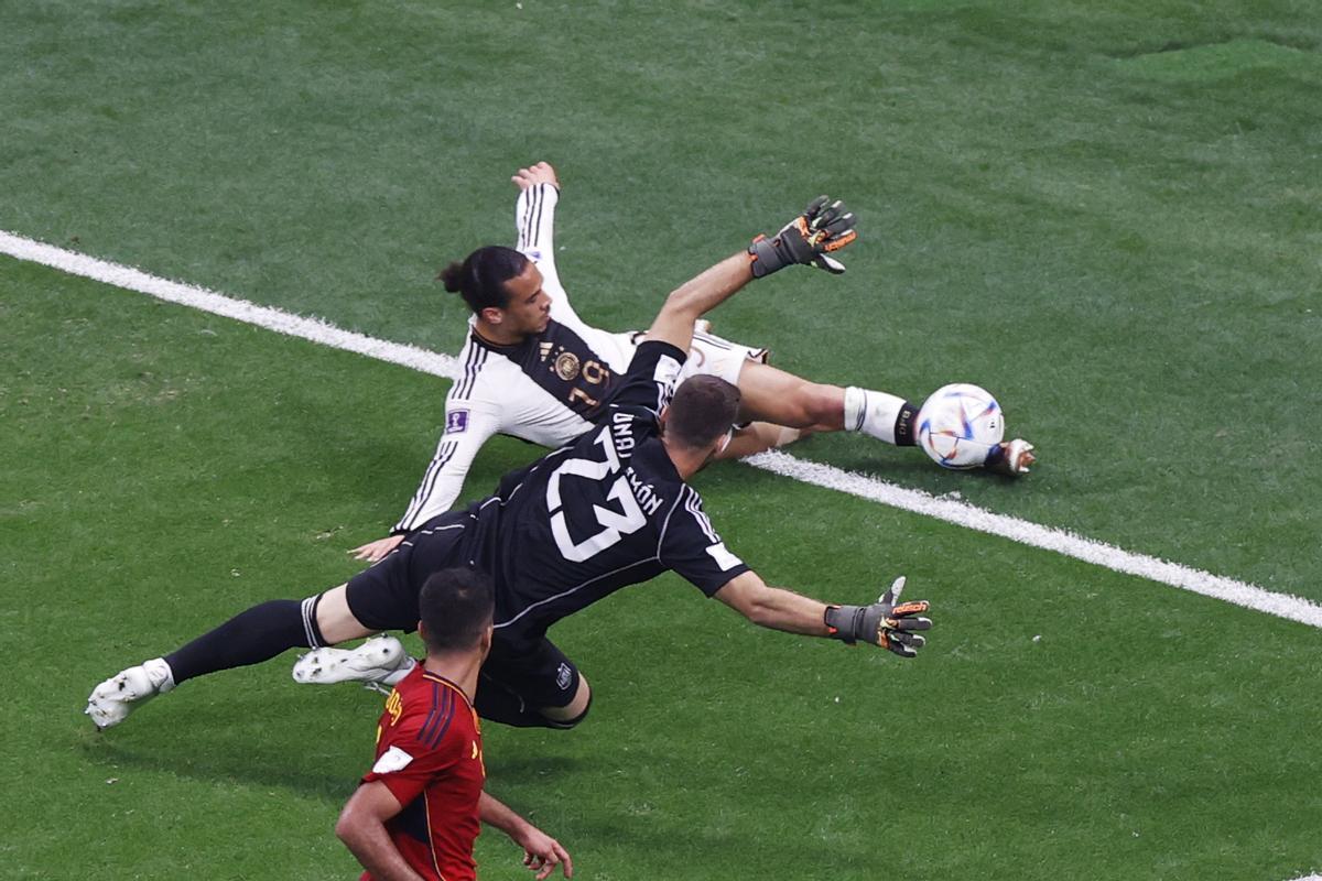 Al Khor (Qatar), 27/11/2022.- Leroy Sane of Germany (top) in action against goalkeeper Unai Simon of Spain during the FIFA World Cup 2022 group E soccer match between Spain and Germany at Al Bayt Stadium in Al Khor, Qatar, 27 November 2022. (Mundial de Fútbol, Alemania, España, Catar) EFE/EPA/Rungroj Yongrit