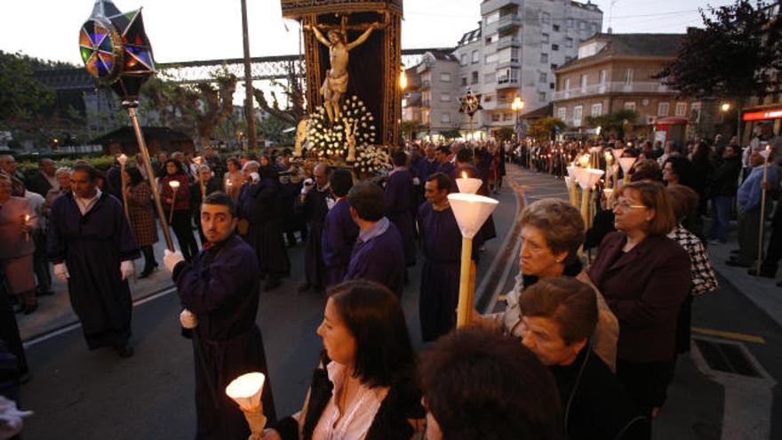 Un momento del paso de la procesión del Cristo de la Agonía anoche en Redondela.
