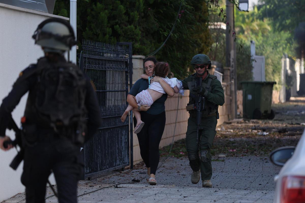 Militares isarelies cerca de la frontera con Gaza