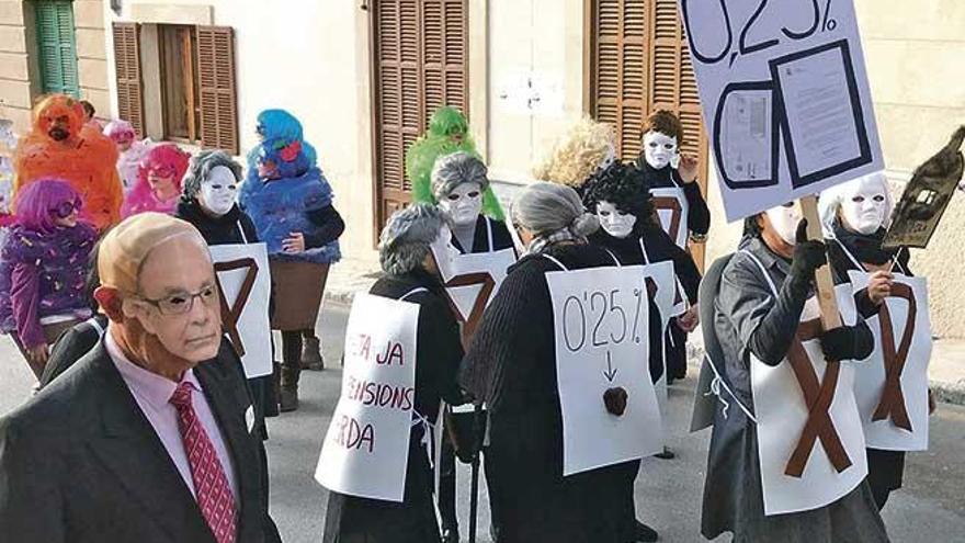 El ministro Montoro se cuela en el animado carnaval del pueblo de Sant Joan