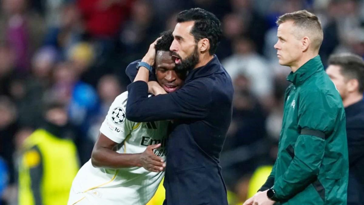 Arbeloa abraza a Vinícius