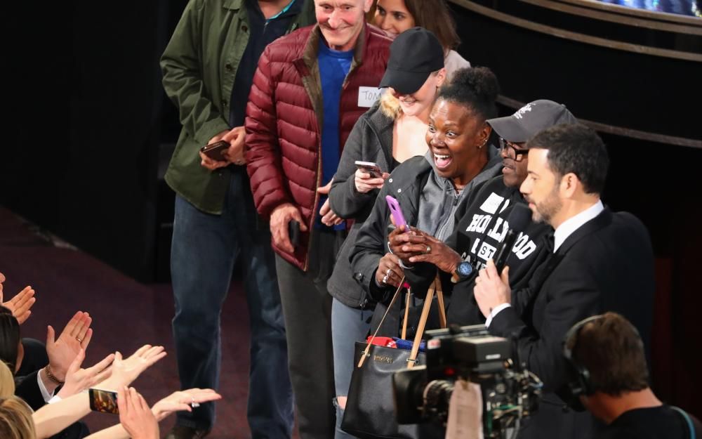 Jimmy Kimmel da paso a un grupo de turistas durante la ceremonia de los 89 Premios Oscar.