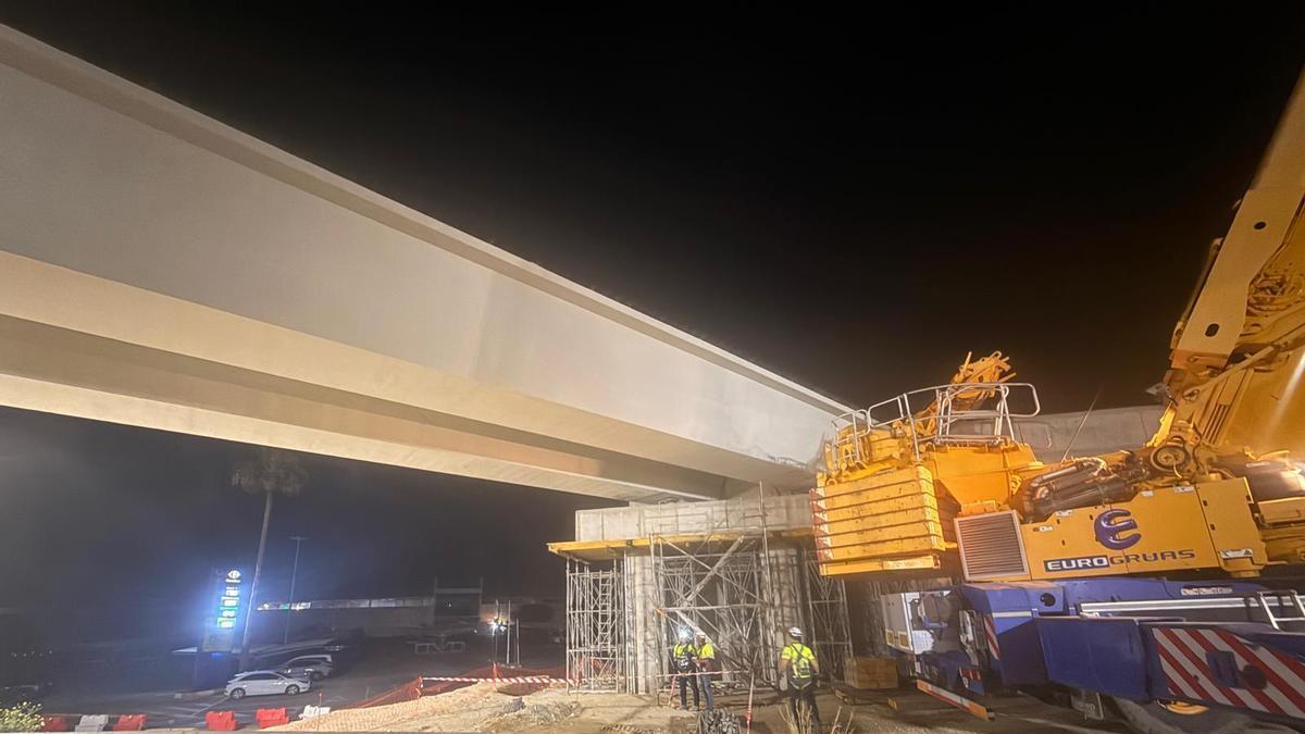 Obras montaje de vigas en la entrada de Camas
