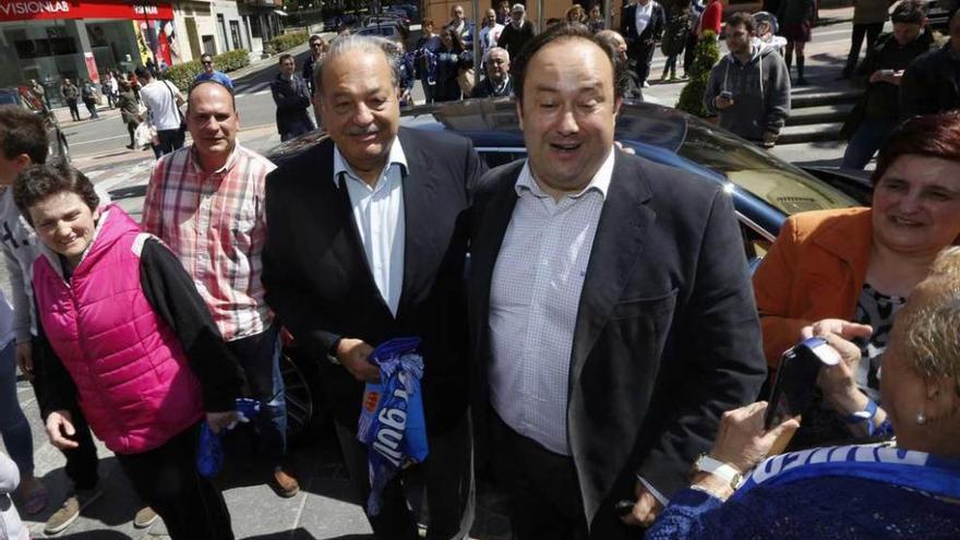 Carlos Slim, a la izquierda, con Jorge Menéndez Vallina en la visita del empresario mexicano a Oviedo.