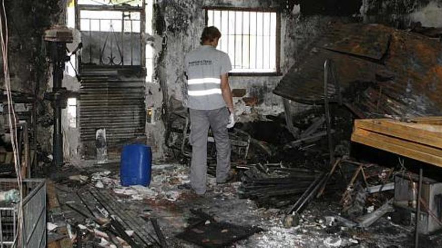 Estado en el que quedó la carpintería metálica tras el incendio.