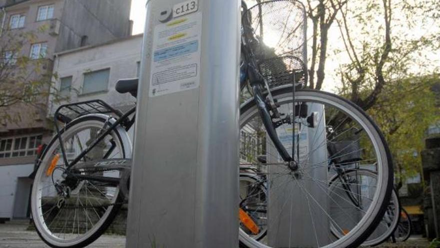 Velocípedos en Praza da Torre, una de las cuatro zonas de recogida en Lalín.  // Bernabé/Javier Lalín