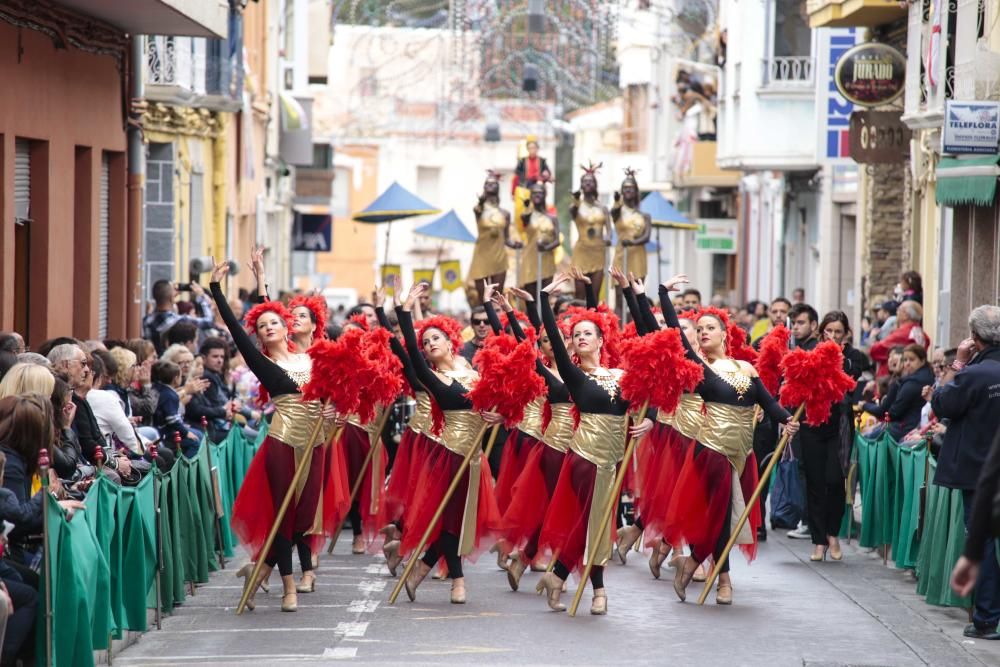 Los niños de todas las comparsas consiguen lucirse durante el Desfile Infantil a pesar del tiempo