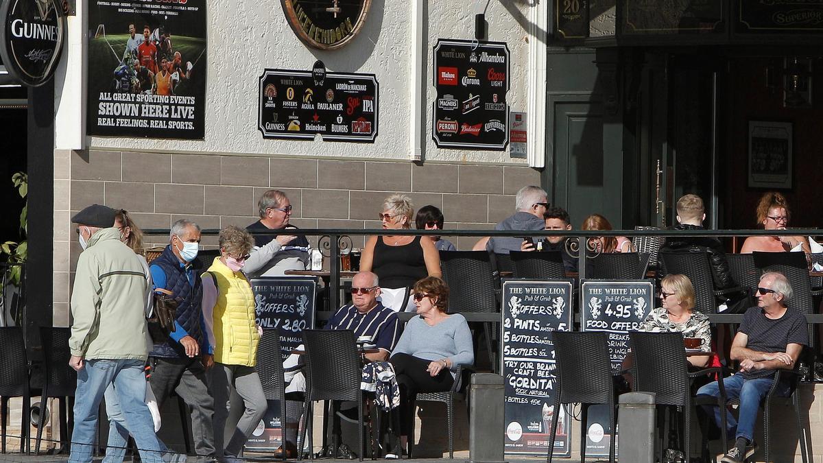 Varios turistas disfrutan de una terraza en Benidorm.