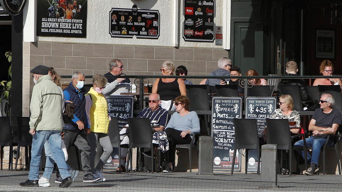 Varios turistas disfrutan de una terraza en Benidorm.