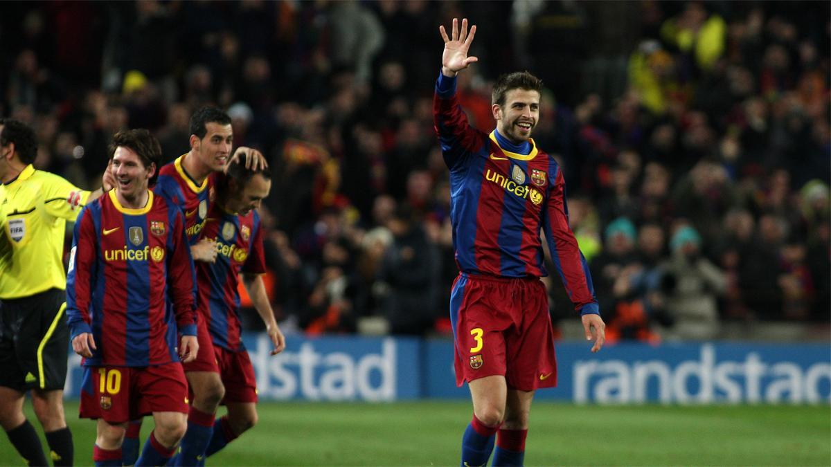 Gerard Piqué celebra la victoria del 2010 con Guardiola en el banquillo