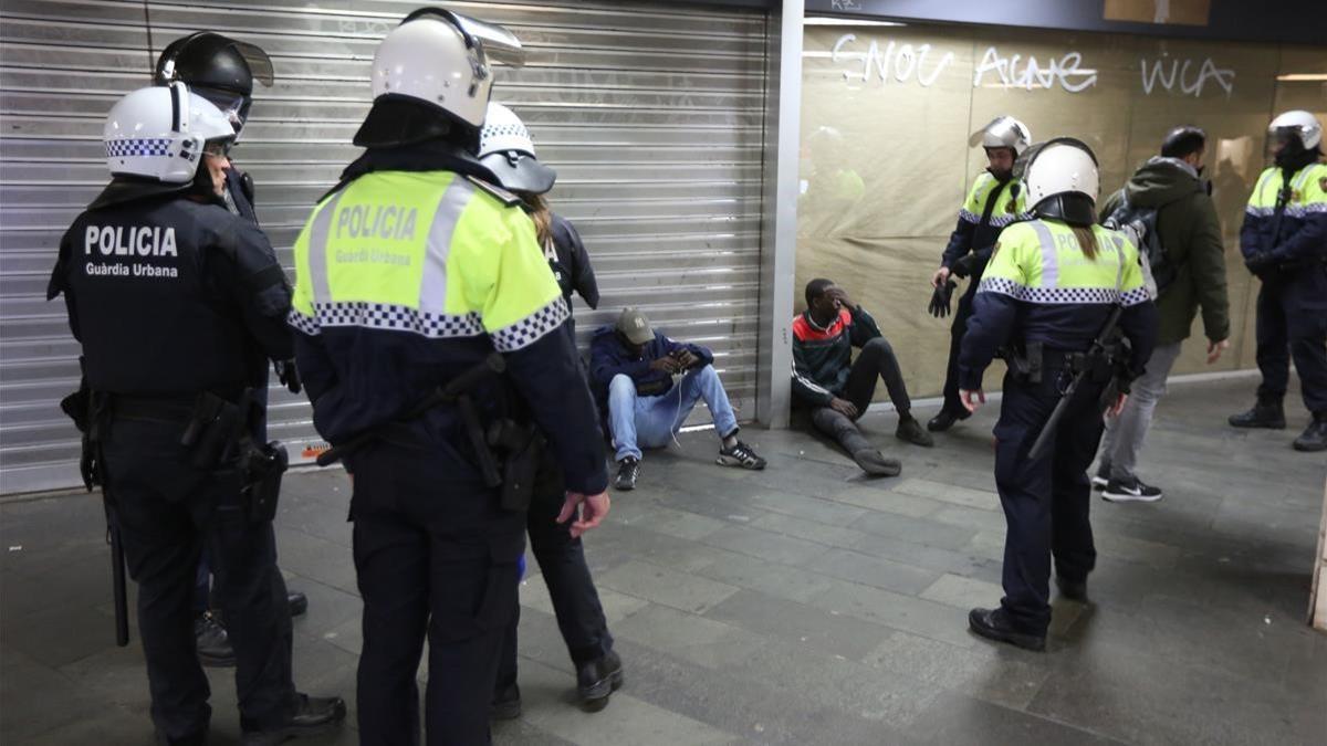 Operación conjunta entre Guàrdia Urbana y Mossos contra los manteros que operan en la estación de metro de plaza Catalunya.