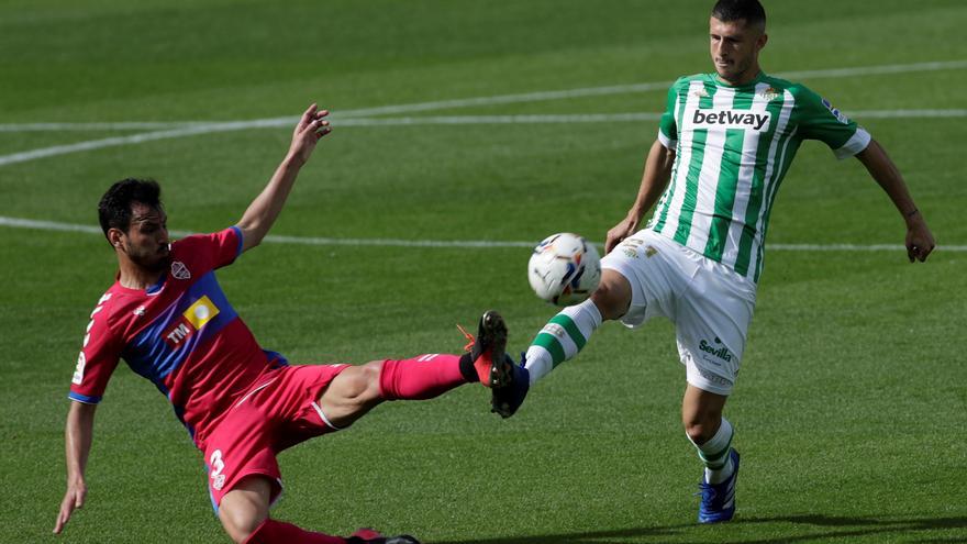 El Betis baja a la tierra al Elche