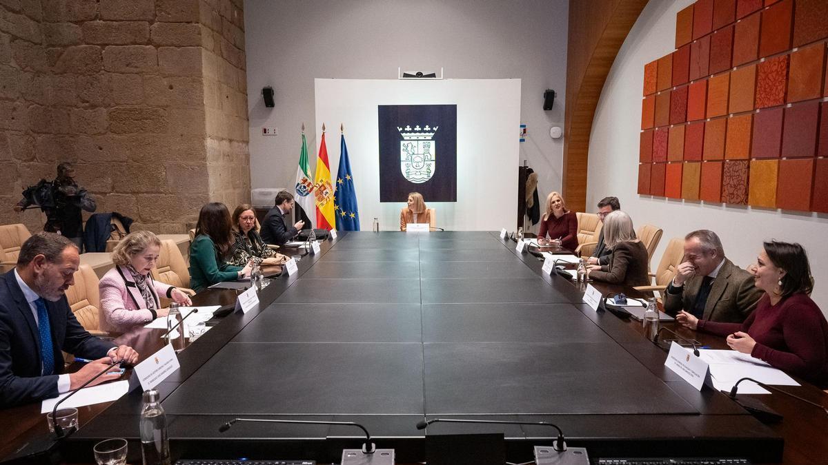 El Consejo de Gobierno de la Junta reunido esta mañana en Mérida.